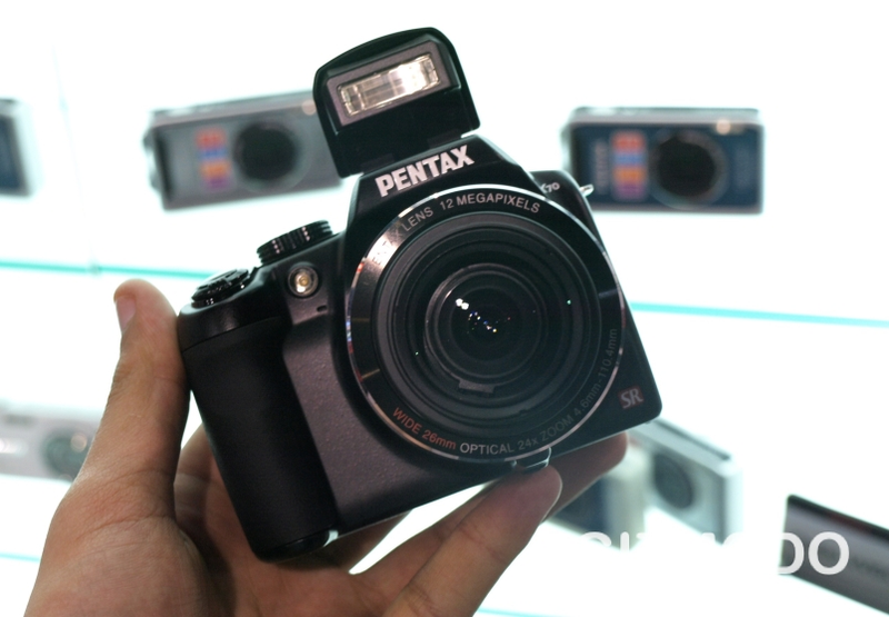 Illustration for article titled Pentax X70 24x Superzoom Is First With 720p Video